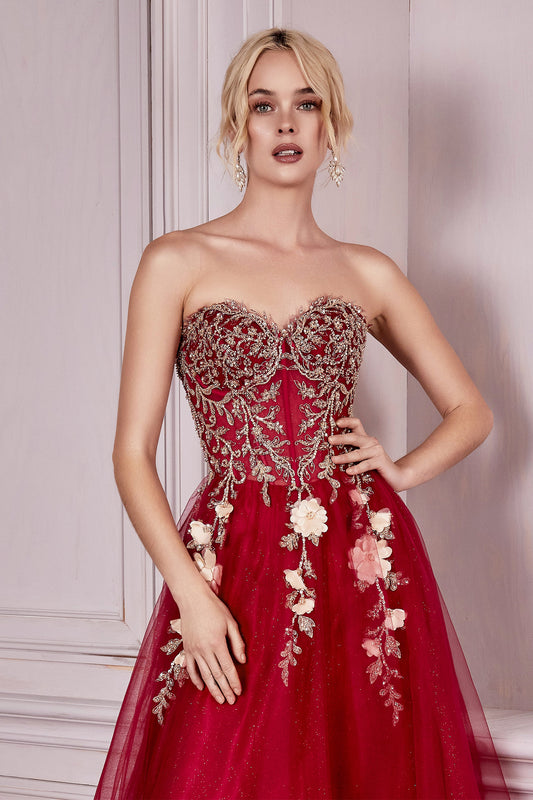 Vestido de noche corte evasé con apliques florales y sin tirantes