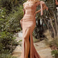 Vestido de dama de honor corte ajustado de tela elástica con un escote sostenido por largos lazos color Desert Rose.