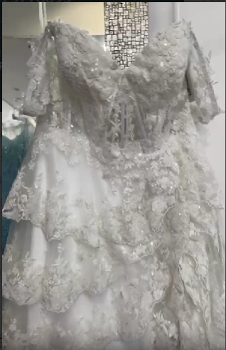 Vestido de Novia con Falda en Olanes, al Hombro y Escote de Corazón, Color Off White