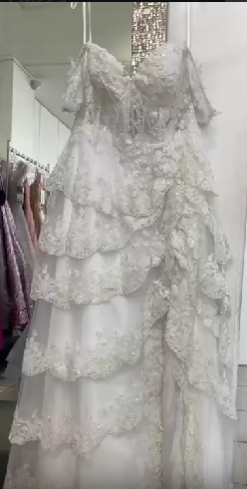 Vestido de Novia con Falda en Olanes, al Hombro y Escote de Corazón, Color Off White