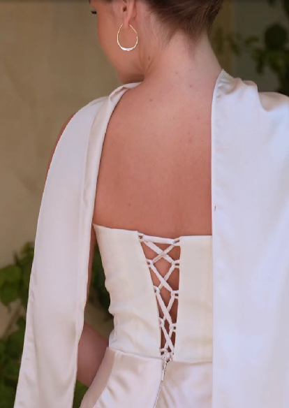 Vestido de Novia Recto con Sueve Drapeado y Pashmina de Gasa, Color Off White