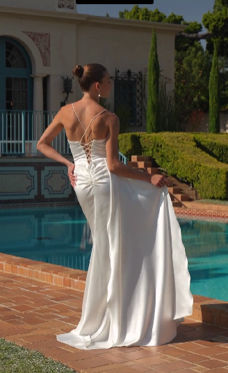 Vestido de Novia Ajustado, Escote drapeado, con Abertura en la Perna, Fajín Lateral Fluido, Detalles Fruncidos de Satén, Color Off White