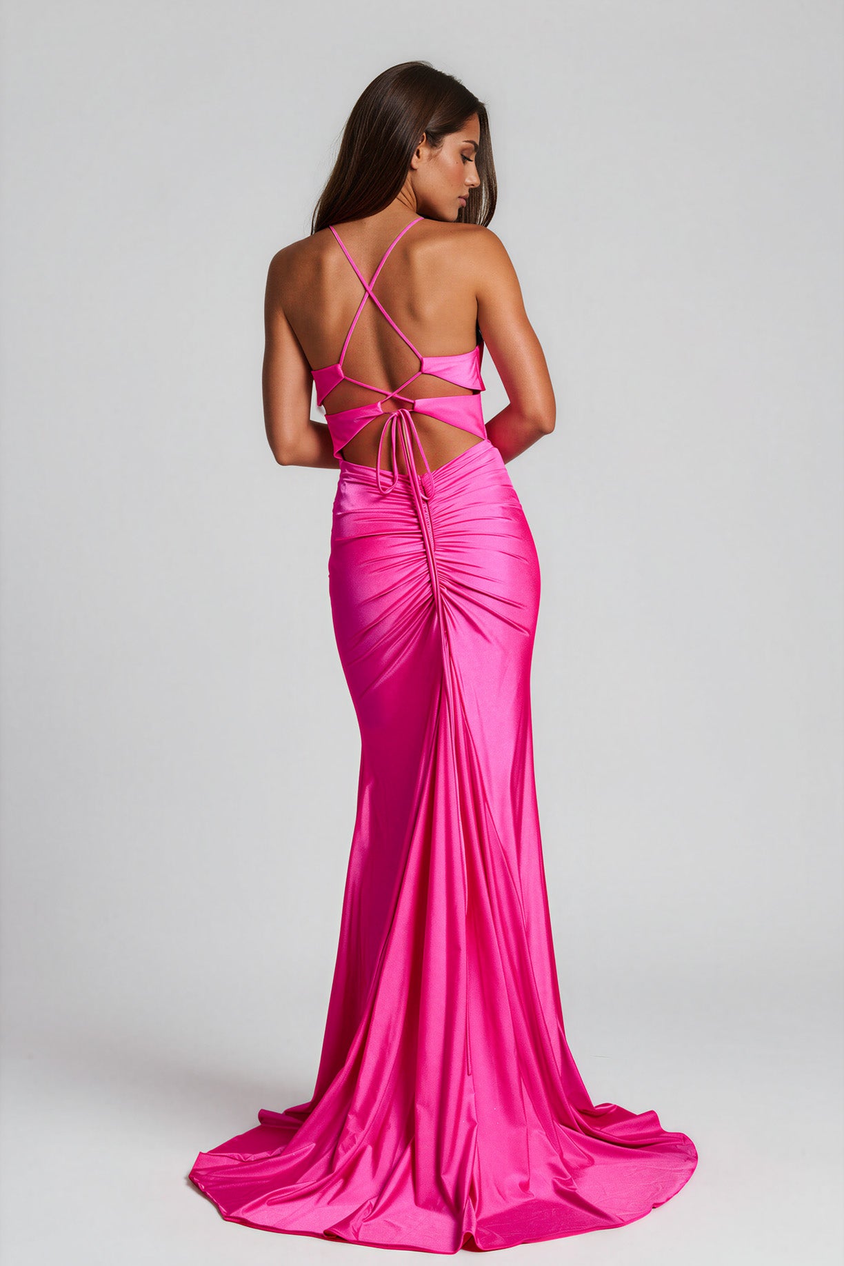 Vestido Corte Sirena, con Tirantes Escote Corazón, Drapeado en Cintura, Cordones en la Espalda, Color Fuchsia