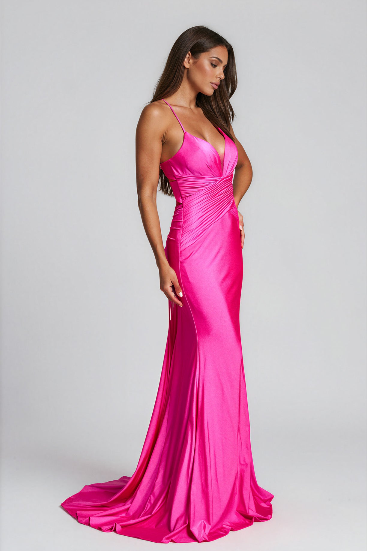 Vestido Corte Sirena, con Tirantes Escote Corazón, Drapeado en Cintura, Cordones en la Espalda, Color Fuchsia