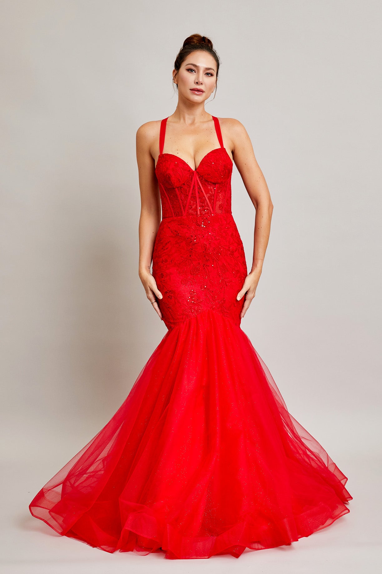 Vestido Corte Sirena, de Tul Bordado, Con Tirantes y Escote Corazón, Colores Charcoal y Res
