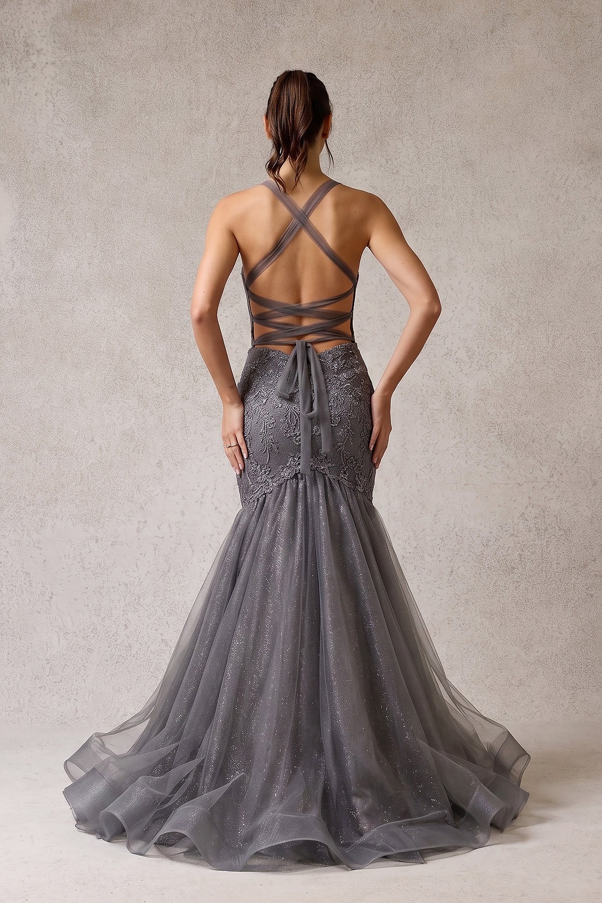Vestido Corte Sirena, de Tul Bordado, Con Tirantes y Escote Corazón, Colores Charcoal y Res