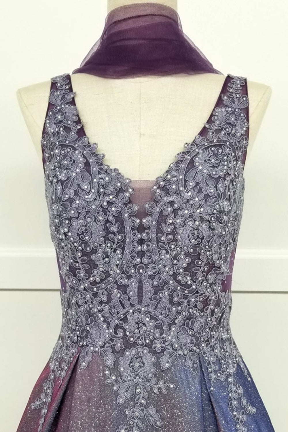 Vestido largo con escote en V y bolsillos, apropiado para diferentes ocasiones, incluida la madre de la novia, damas de honor y eventos formales.