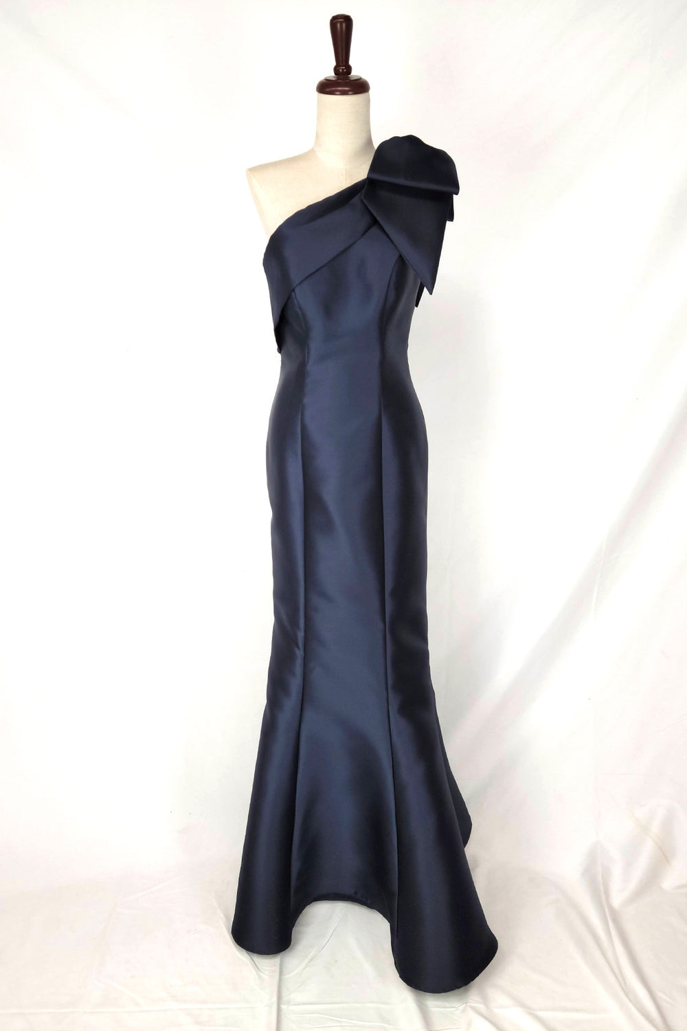 Vestido Corte  de sirena con un solo hombro. (Varios Colores)