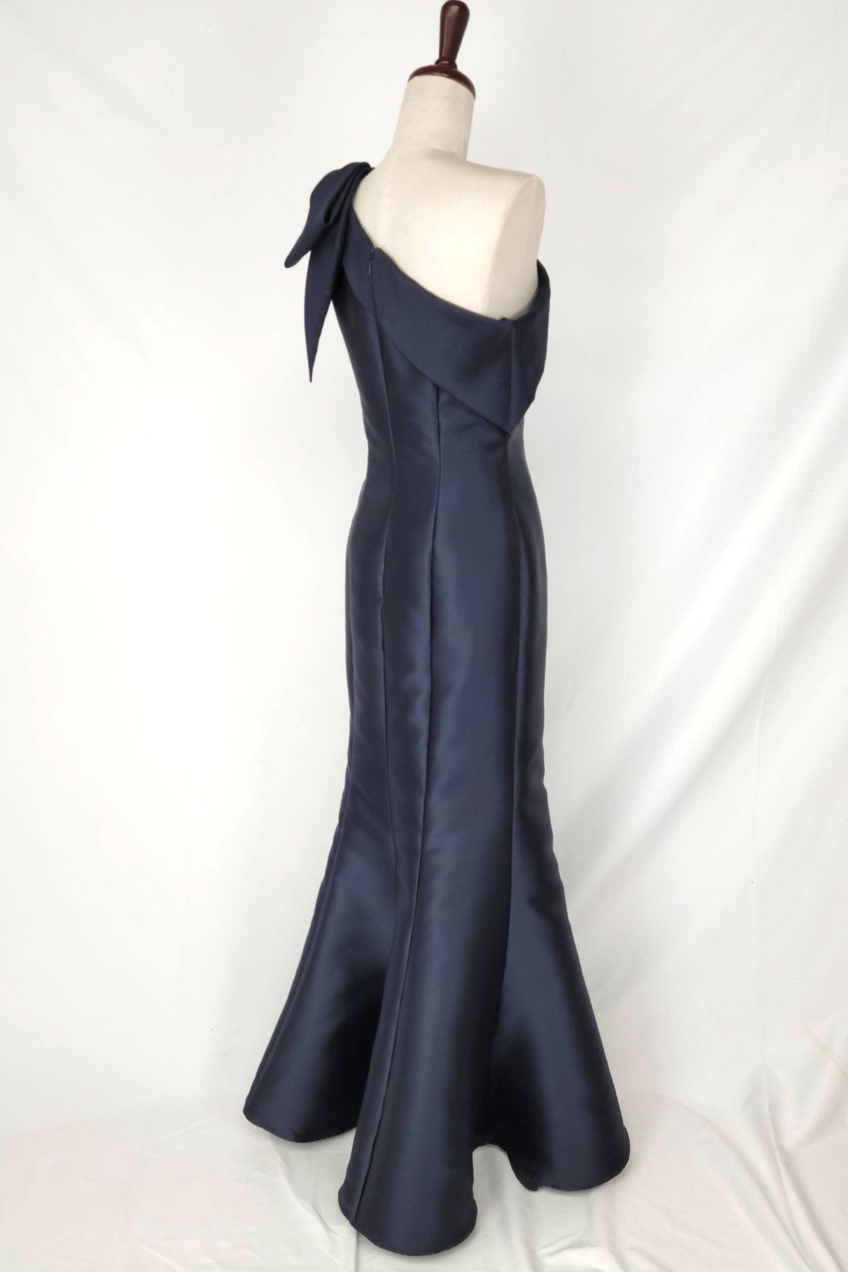 Vestido Corte  de sirena con un solo hombro. (Varios Colores)