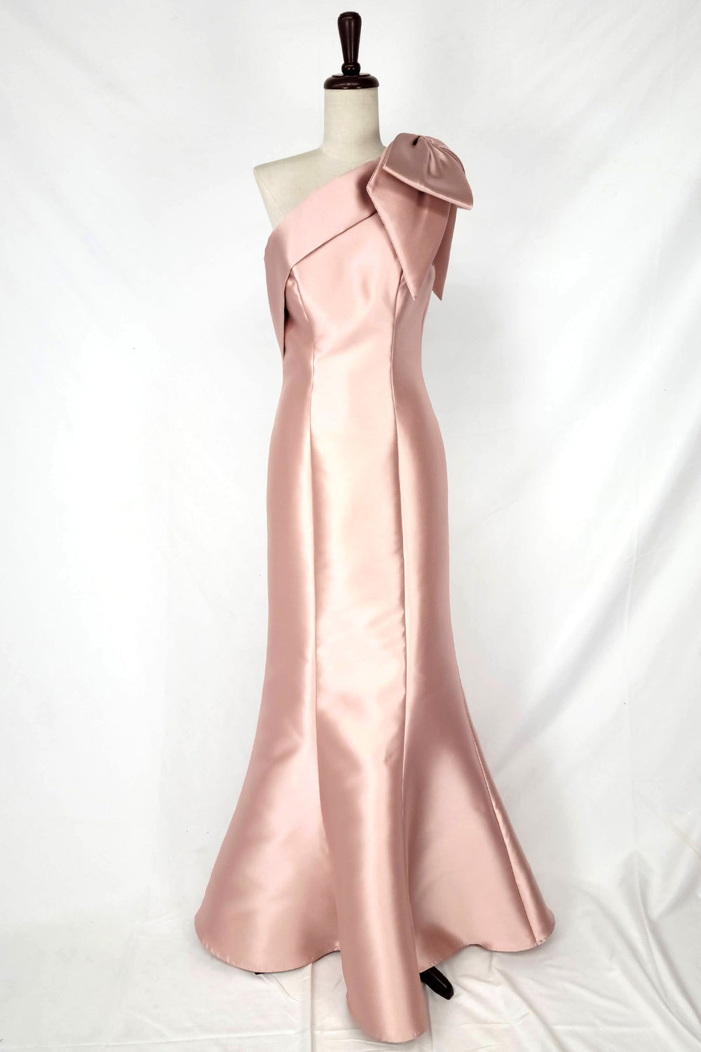 Vestido Corte  de sirena con un solo hombro. (Varios Colores)