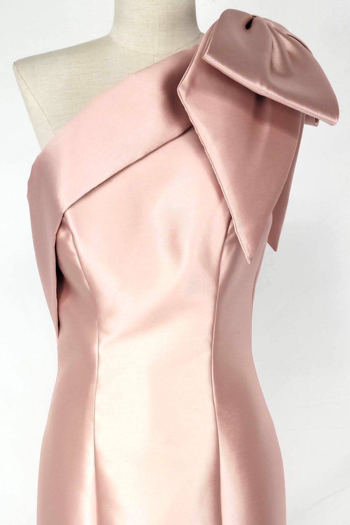 Vestido Corte  de sirena con un solo hombro. (Varios Colores)