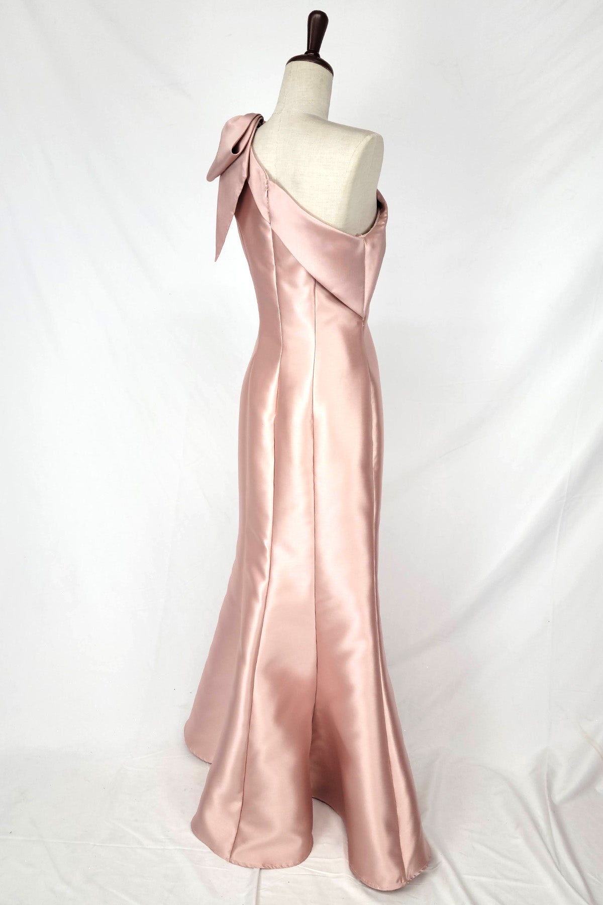 Vestido Corte  de sirena con un solo hombro. (Varios Colores)