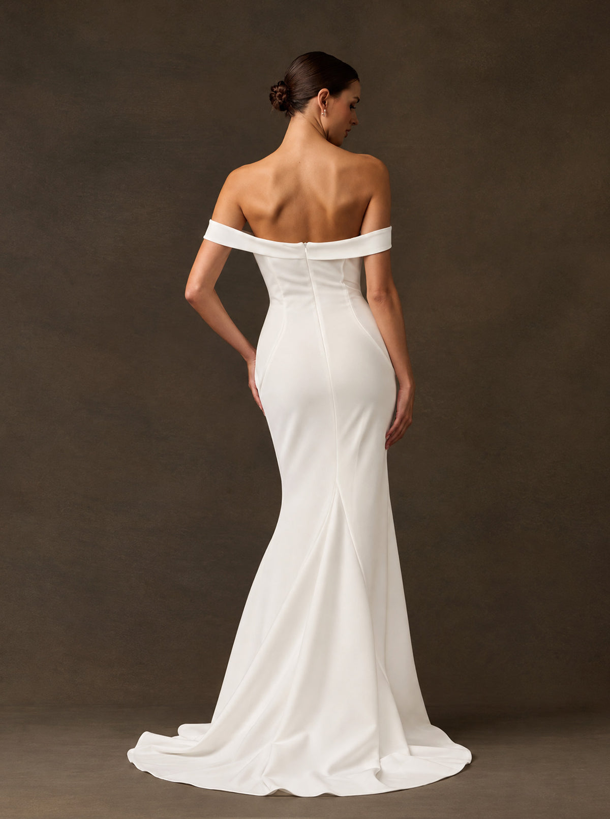 Vestido de Novia Corte Sirena Hombros Descubiertos y Escote Recto, Color Off White