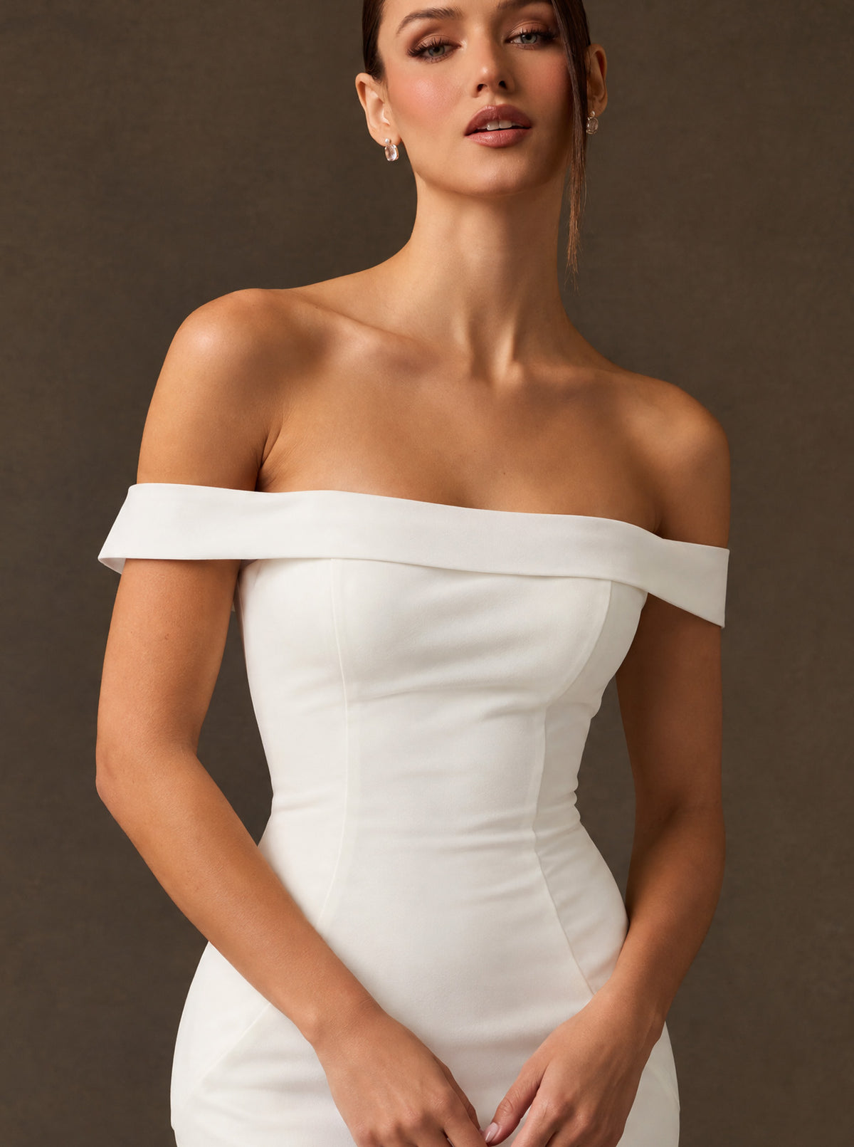 Vestido de Novia Corte Sirena Hombros Descubiertos y Escote Recto, Color Off White