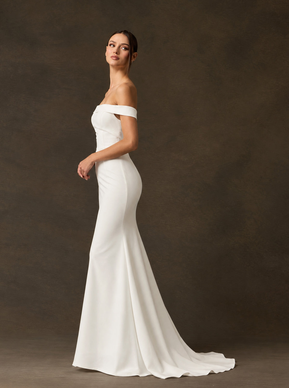 Vestido de Novia Corte Sirena Hombros Descubiertos y Escote Recto, Color Off White