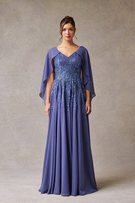 Vestido Corte en A, escote Corazón Manga Corta y con Capa Color Dark Ice Blue.
