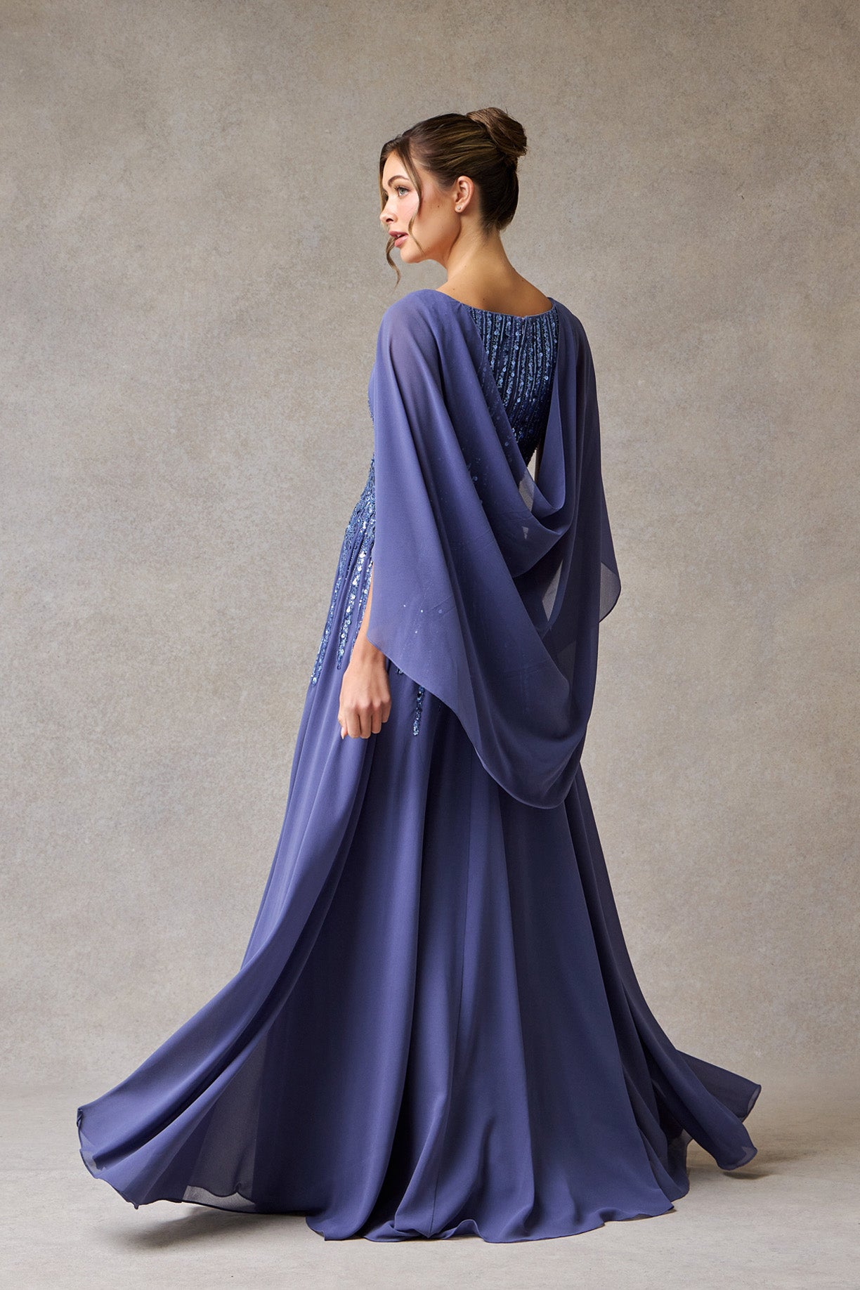 Vestido Corte en A, escote Corazón Manga Corta y con Capa Color Dark Ice Blue.
