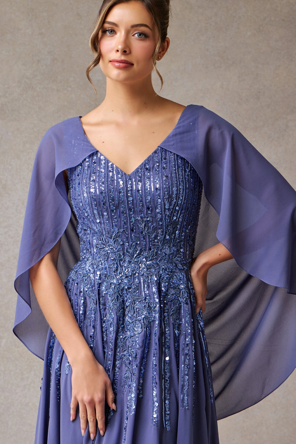 Vestido Corte en A, escote Corazón Manga Corta y con Capa Color Dark Ice Blue.