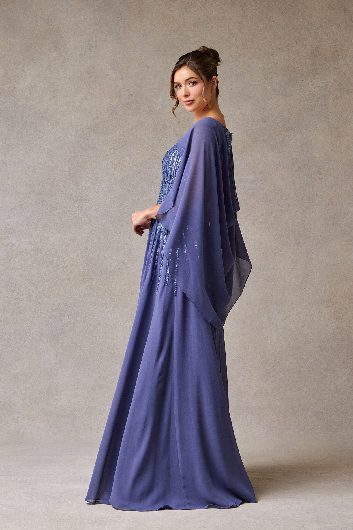 Vestido Corte en A, escote Corazón Manga Corta y con Capa Color Dark Ice Blue.