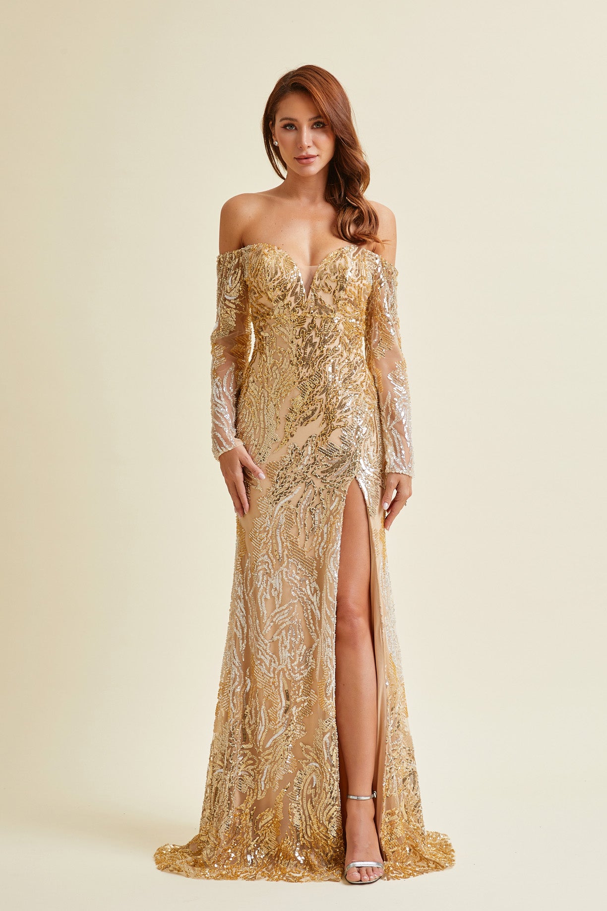 Vestido Entallado, con Hombros Descubiertos, Manga Larga, Escote e V y Abertura en la Pierna, Color Gold