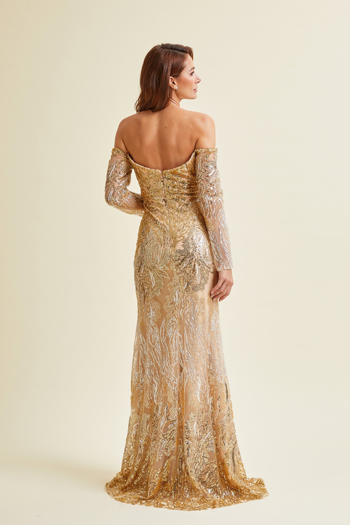 Vestido Entallado, con Hombros Descubiertos, Manga Larga, Escote e V y Abertura en la Pierna, Color Gold