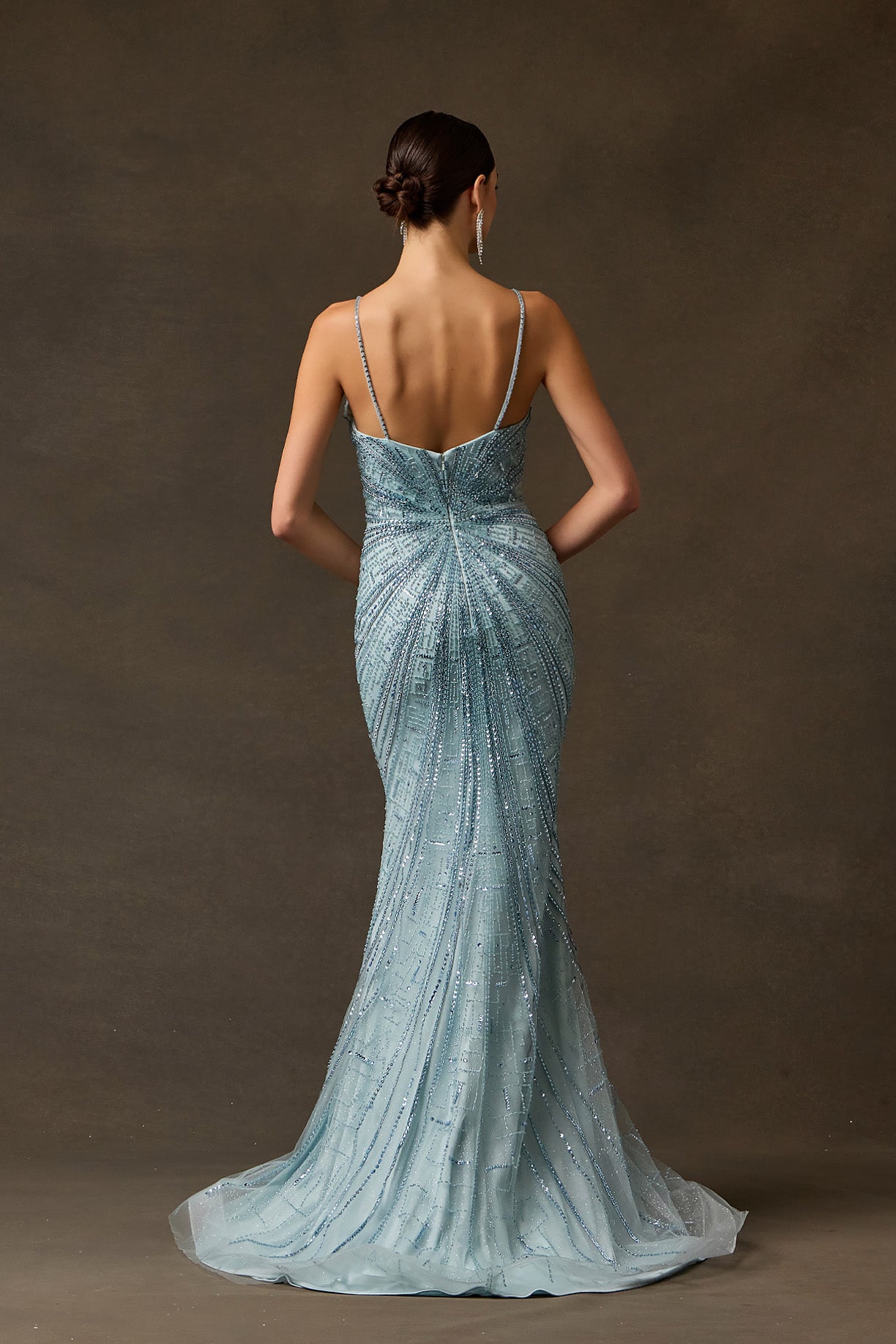 Vestido Corte Recinto, Con Tirantes Finos y Escote en V, Aplicaciones con Lentejuelas, Cristales y Perlas, Color Dusty Blue