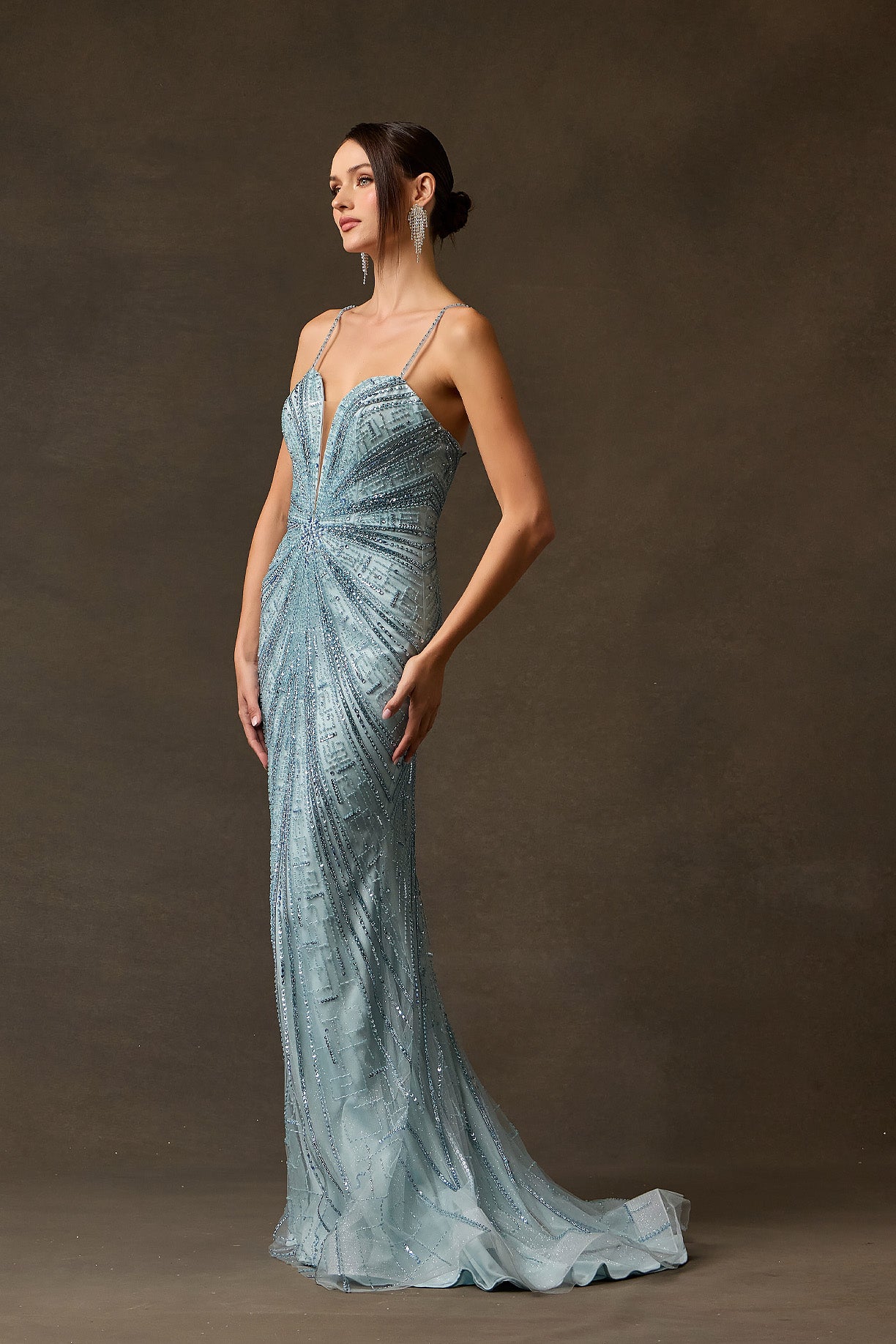 Vestido Corte Recinto, Con Tirantes Finos y Escote en V, Aplicaciones con Lentejuelas, Cristales y Perlas, Color Dusty Blue