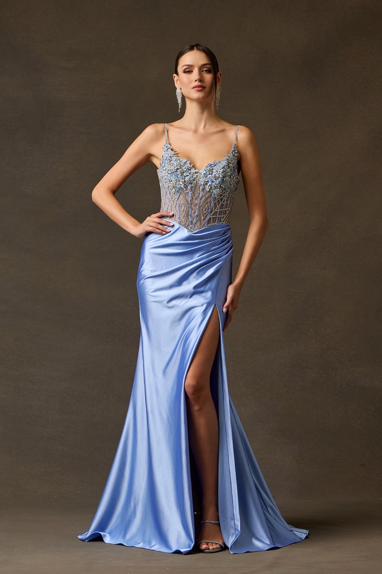 Vestido Con Corpiño Bordado, con Tirantes Escote Corazón, Cauda Corta y Abertura en la Pierna