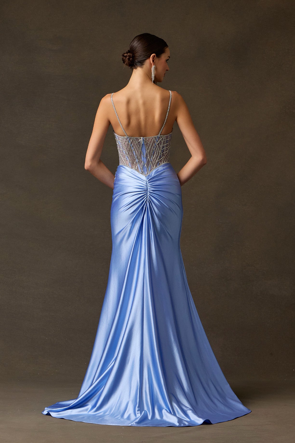 Vestido Con Corpiño Bordado, con Tirantes Escote Corazón, Cauda Corta y Abertura en la Pierna