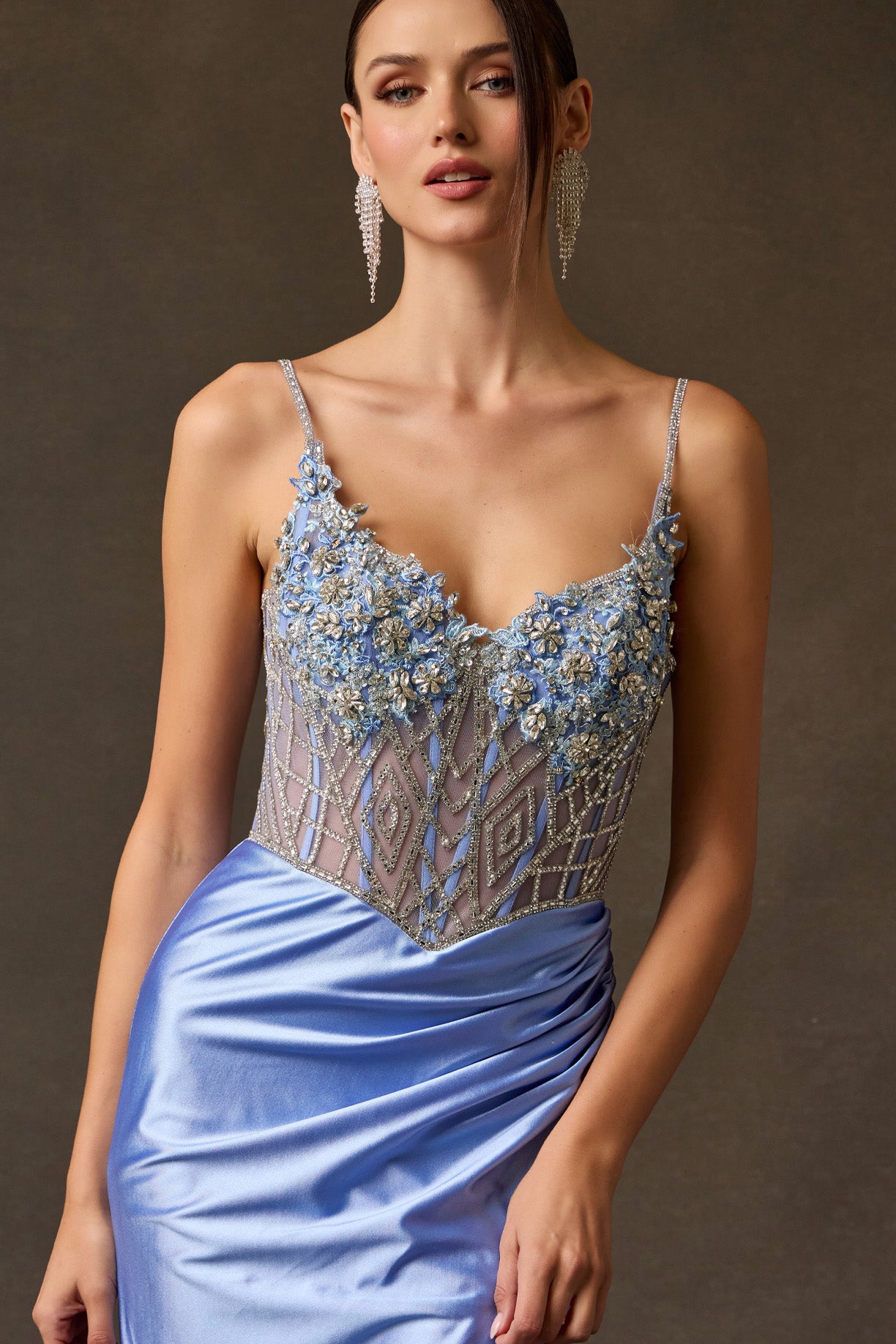 Vestido Con Corpiño Bordado, con Tirantes Escote Corazón, Cauda Corta y Abertura en la Pierna