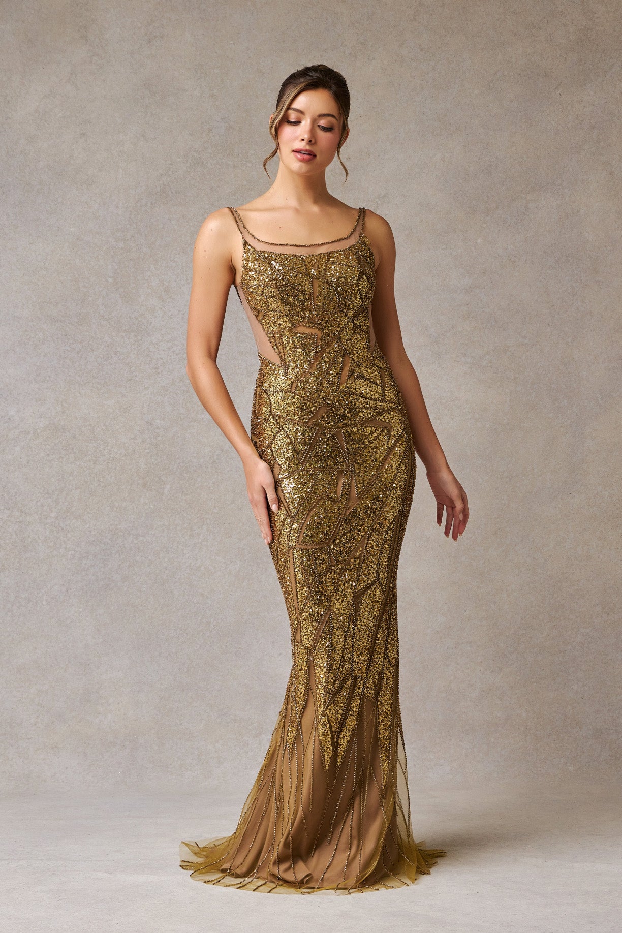 Vestido Recto de Tul Bordado con Escote Redondo Color Bronze
