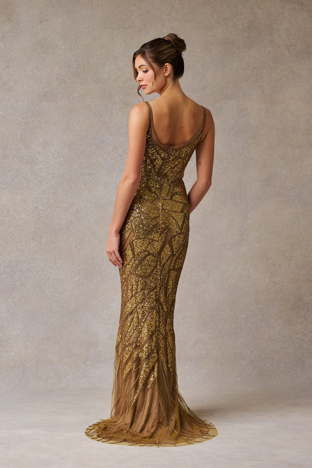Vestido Recto de Tul Bordado con Escote Redondo Color Bronze