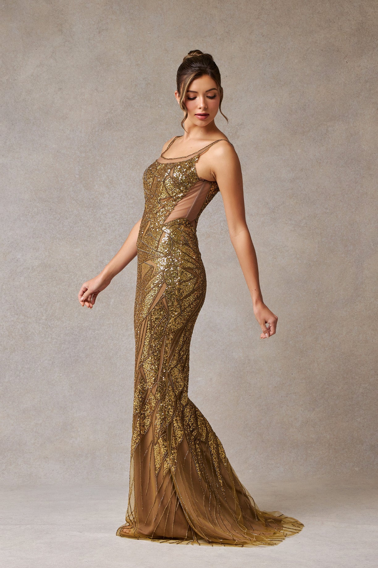 Vestido Recto de Tul Bordado con Escote Redondo Color Bronze