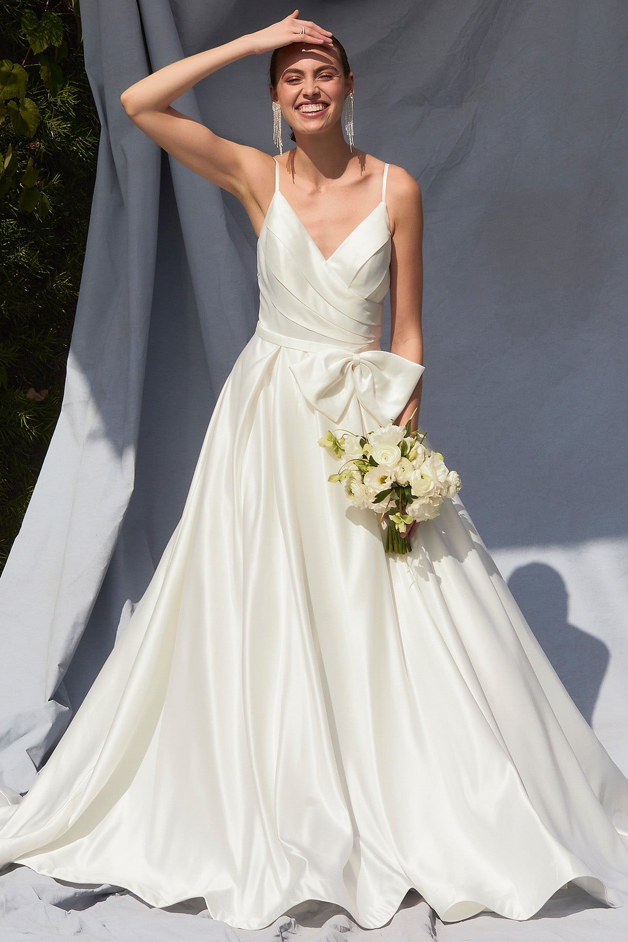 Vestido de Novia de Satén, Corte en A, con Tirantes, Escote en V y Lazo Desmontable, Color Off White