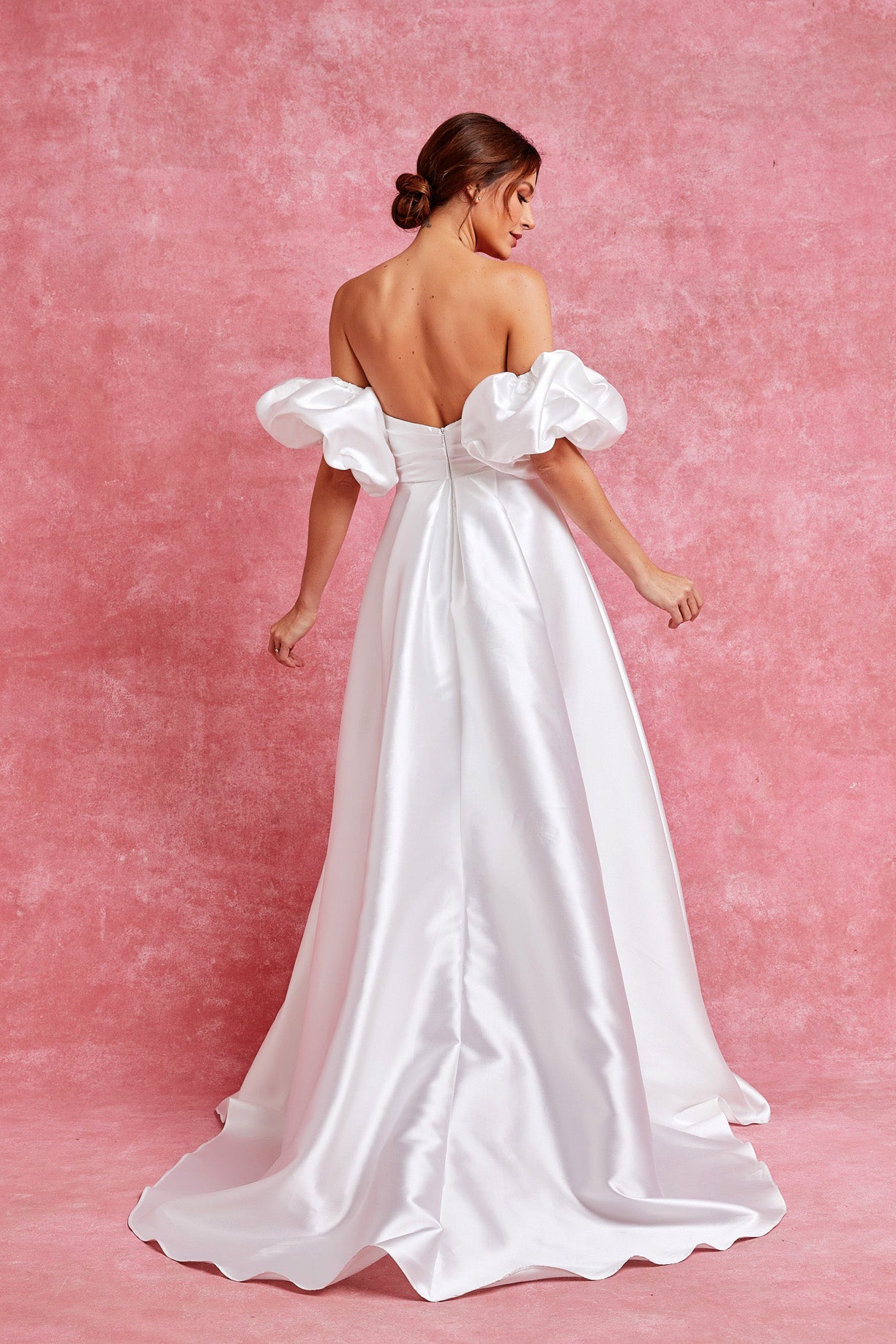 Vestido de Novia Línea en A con Mangas Abullonadas Desmontables y Abertura enla Pierna  Color Offe White.