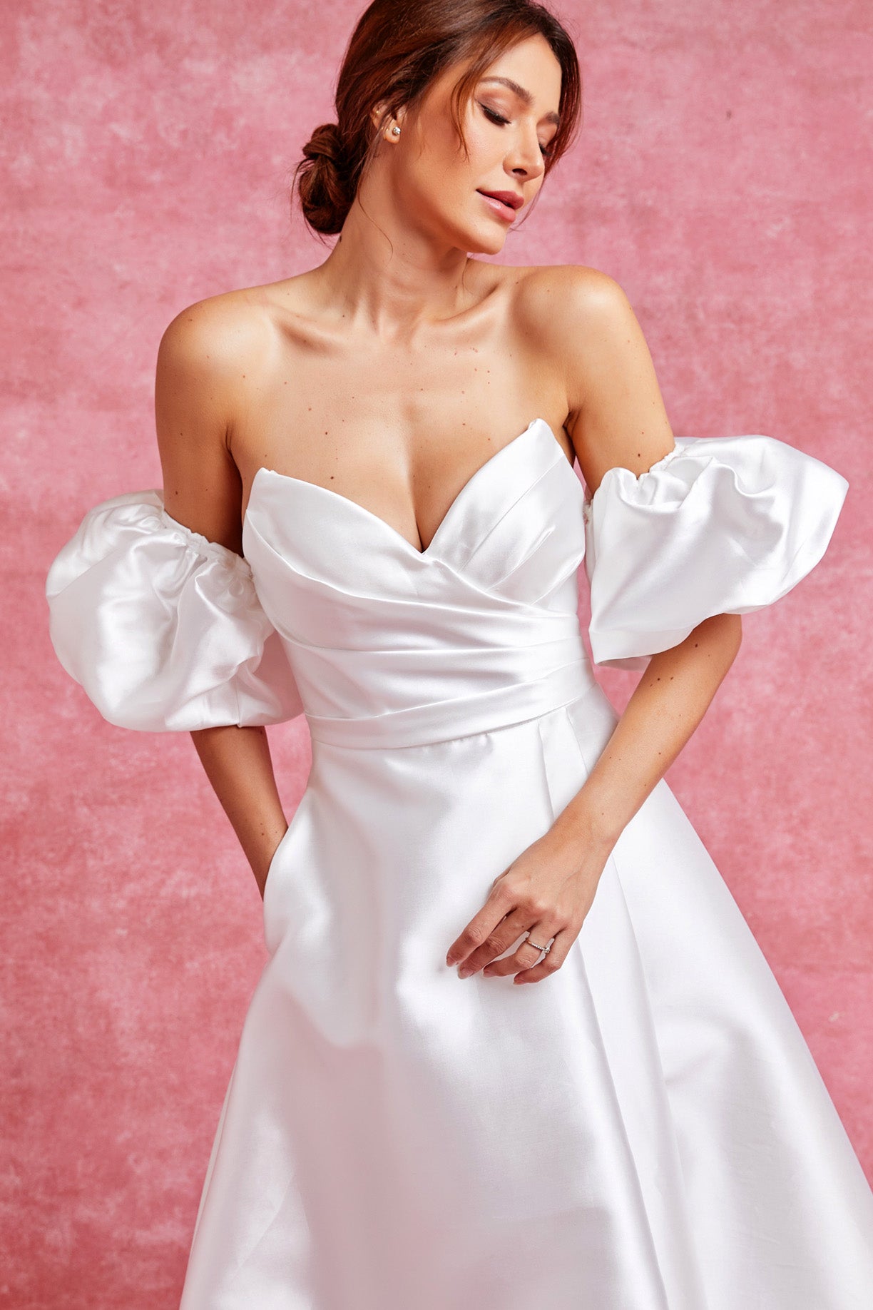 Vestido de Novia Línea en A con Mangas Abullonadas Desmontables y Abertura enla Pierna  Color Offe White.