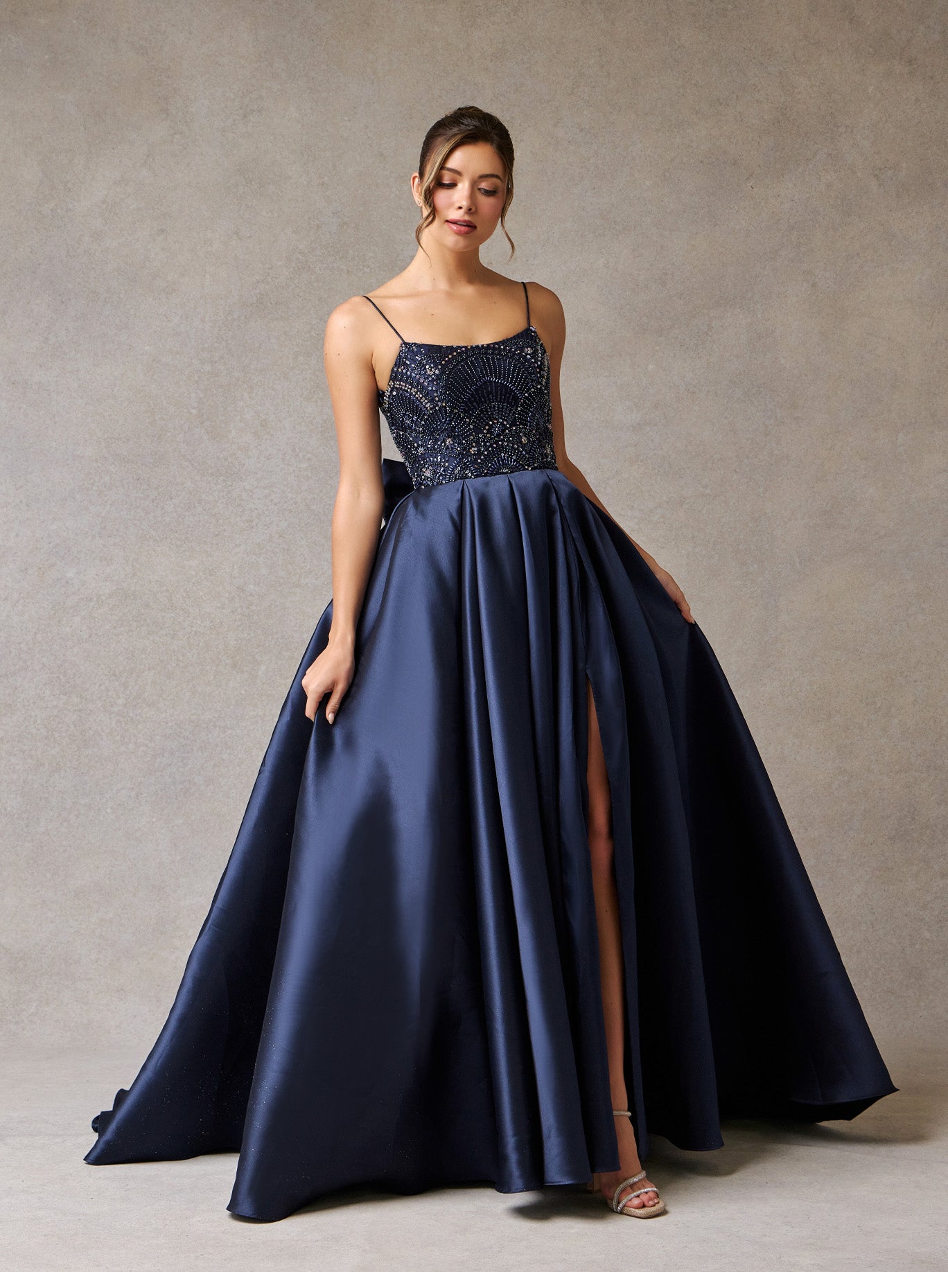Vestido de Satén en Corte A con Tirantes y Aplicaciones en Pedrería Color Navy