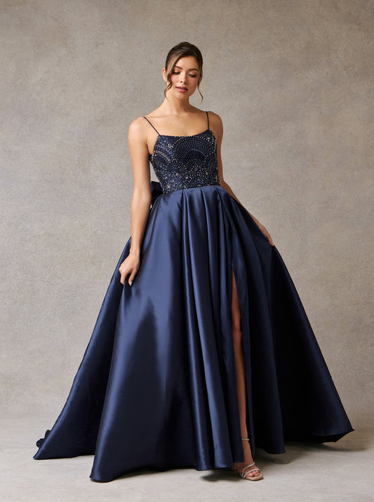 Vestido de Satén en Corte A con Tirantes y Aplicaciones en Pedrería Color Navy