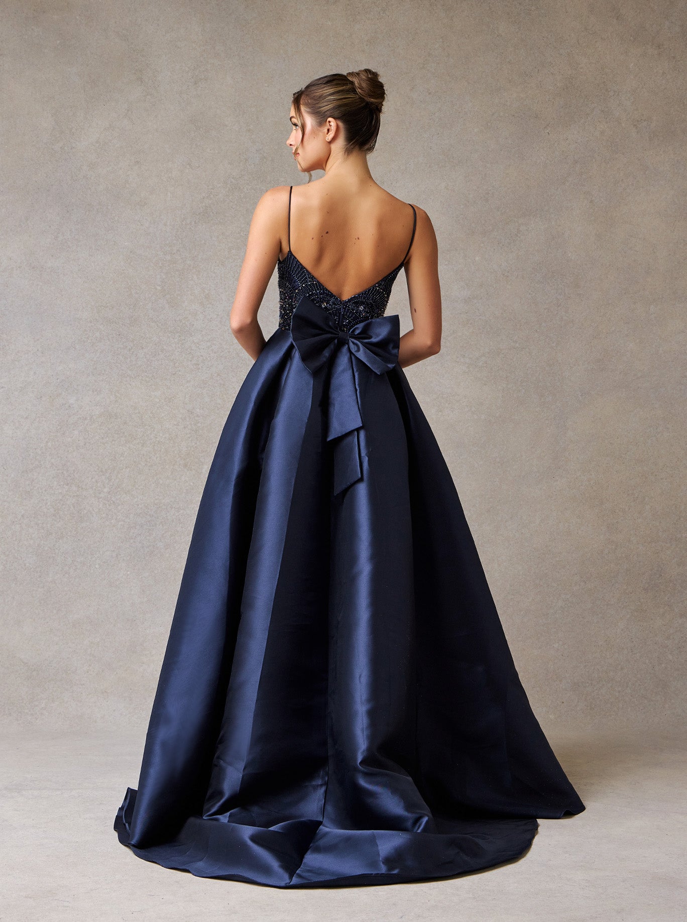 Vestido de Satén en Corte A con Tirantes y Aplicaciones en Pedrería Color Navy