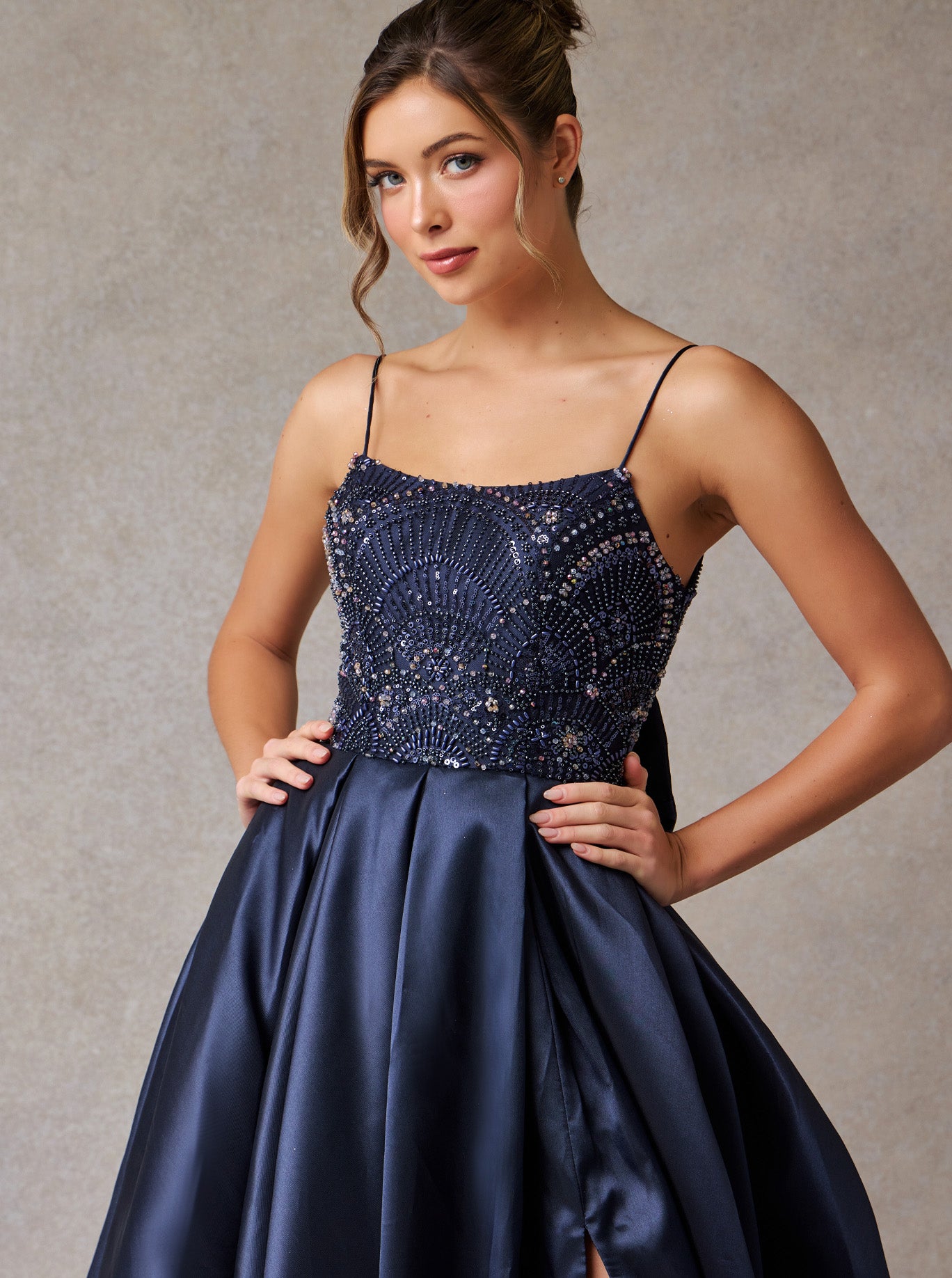 Vestido de Satén en Corte A con Tirantes y Aplicaciones en Pedrería Color Navy