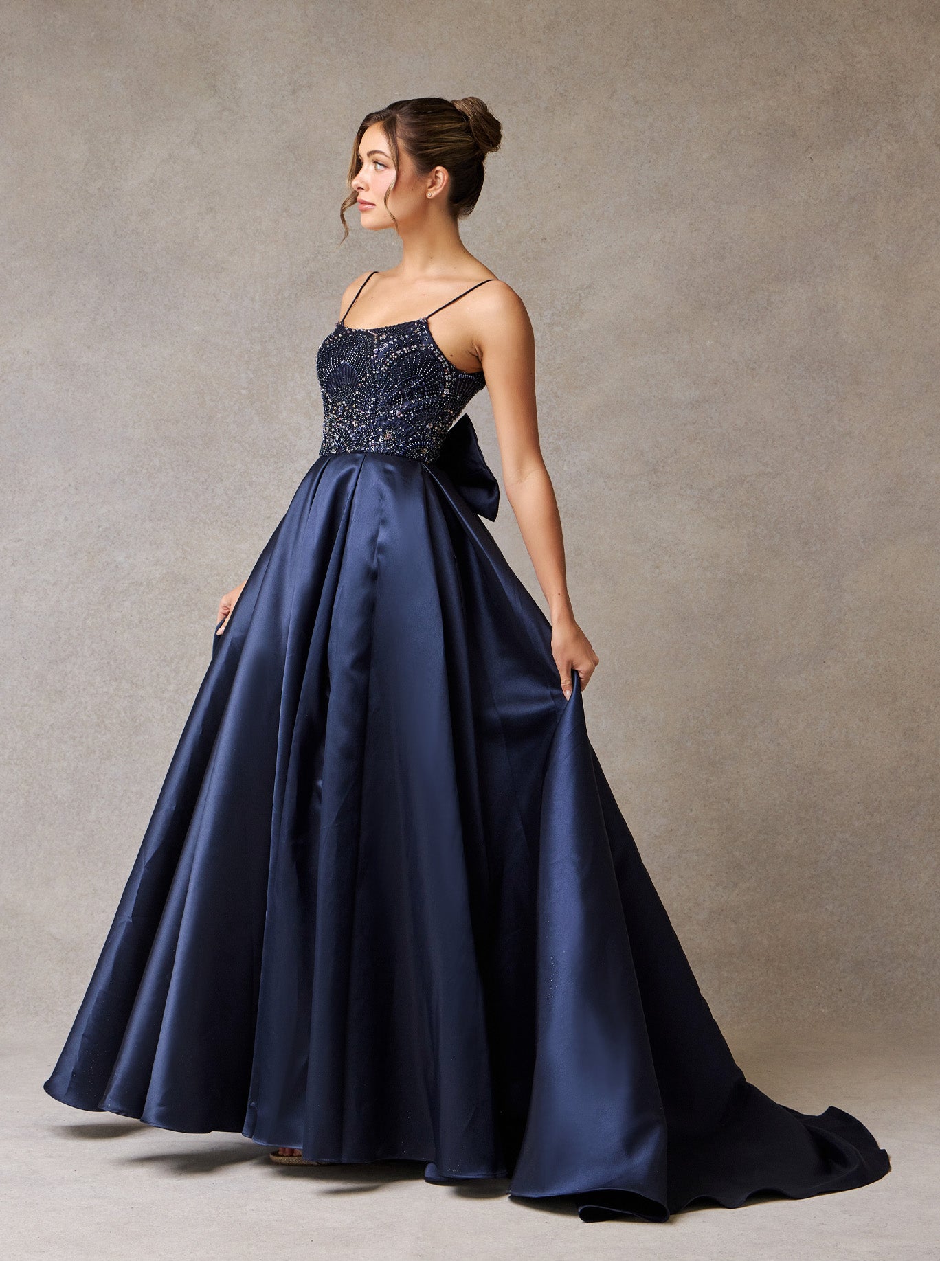 Vestido de Satén en Corte A con Tirantes y Aplicaciones en Pedrería Color Navy