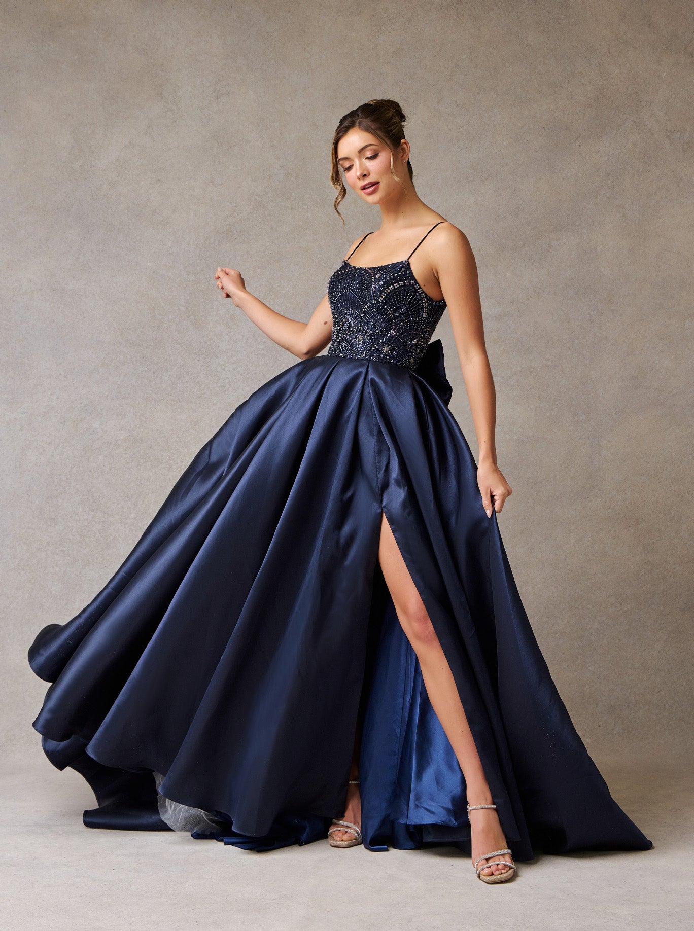 Vestido de Satén en Corte A con Tirantes y Aplicaciones en Pedrería Color Navy