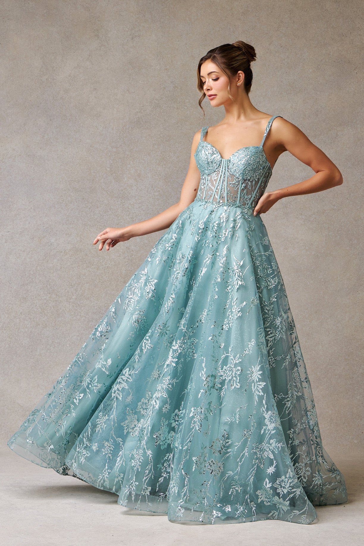 Vestido en Corte A en Encaje con Tirantes y Escote de Corazón, Color Sage