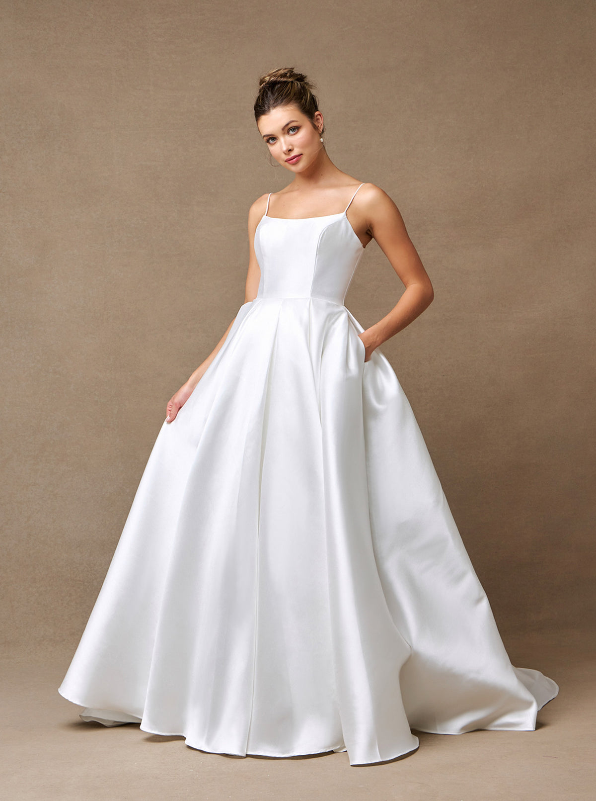 Vestido de Novia, Corte en A, Con Tirantes Cuello Redondo, Bolsillos Laterales y Moño Trasero Desmontable, Color Off White