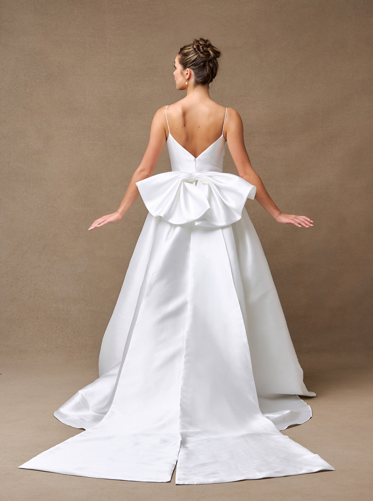 Vestido de Novia, Corte en A, Con Tirantes Cuello Redondo, Bolsillos Laterales y Moño Trasero Desmontable, Color Off White