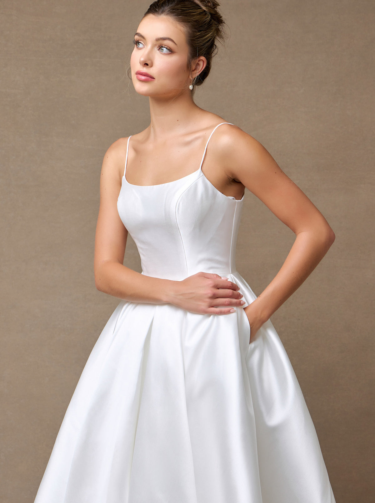 Vestido de Novia, Corte en A, Con Tirantes Cuello Redondo, Bolsillos Laterales y Moño Trasero Desmontable, Color Off White