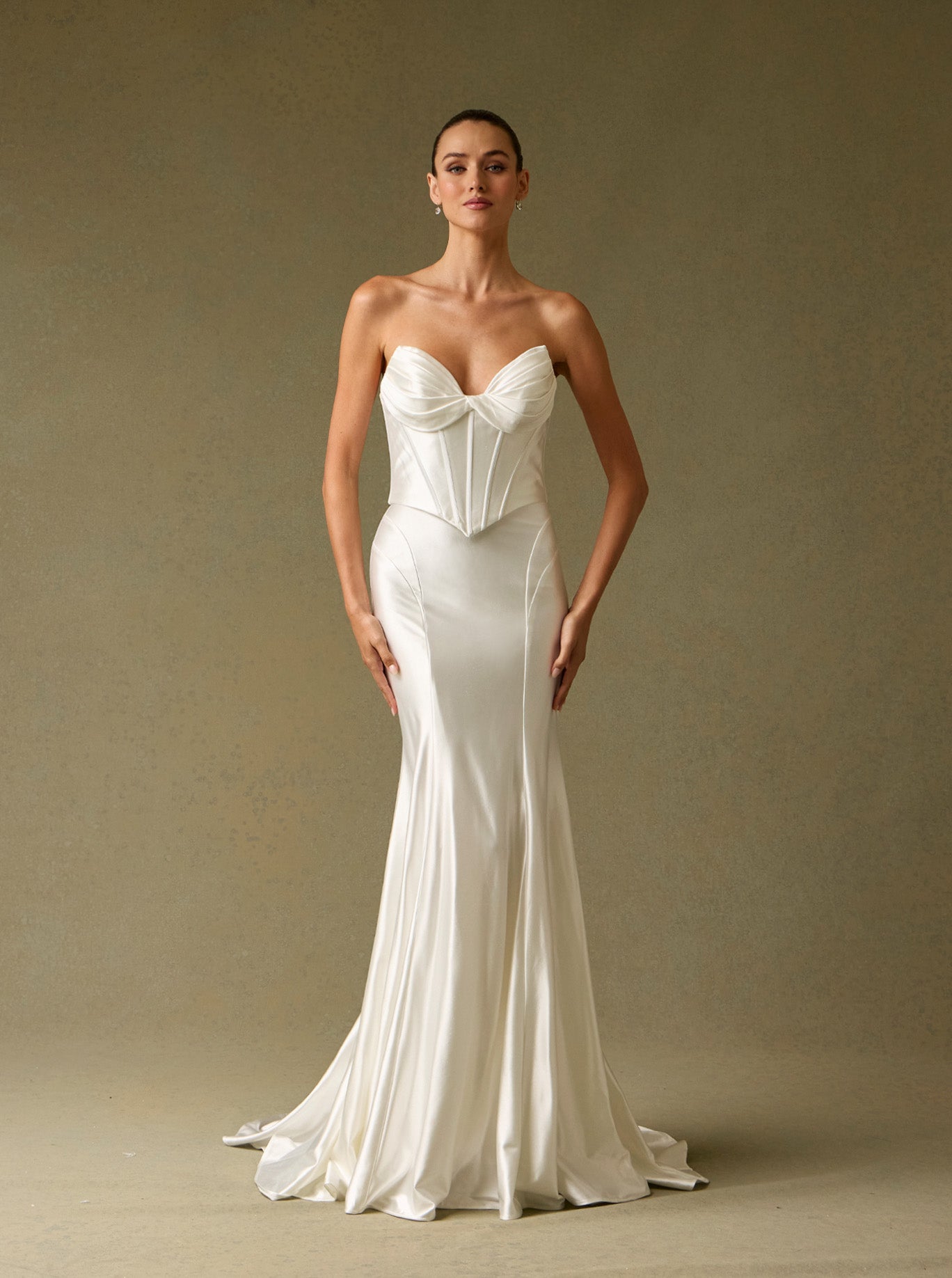Vestido de Novia Corte Sirena Sin Tirantes y con Cola  Off White.