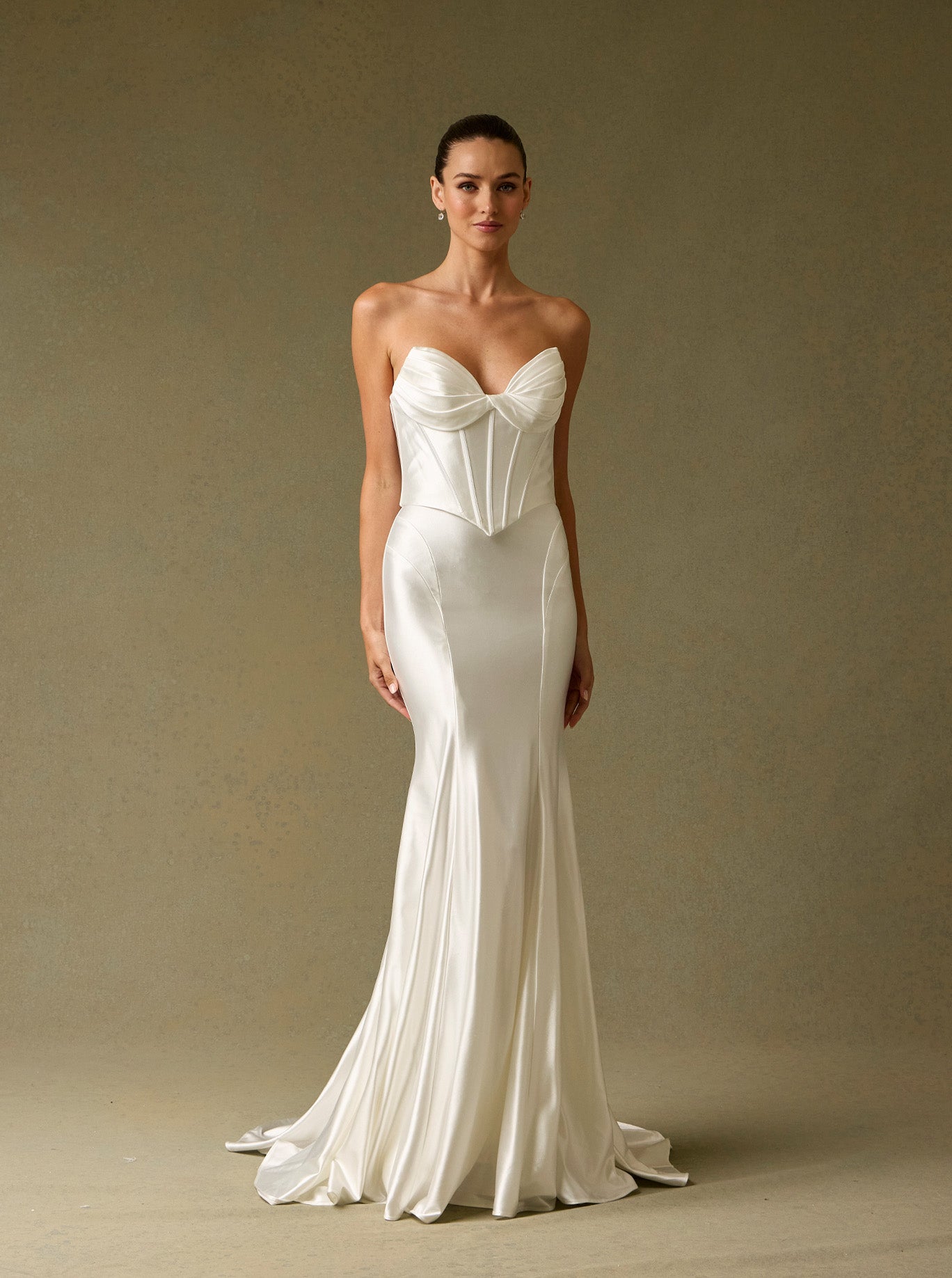 Vestido de Novia Corte Sirena Sin Tirantes y con Cola  Off White.