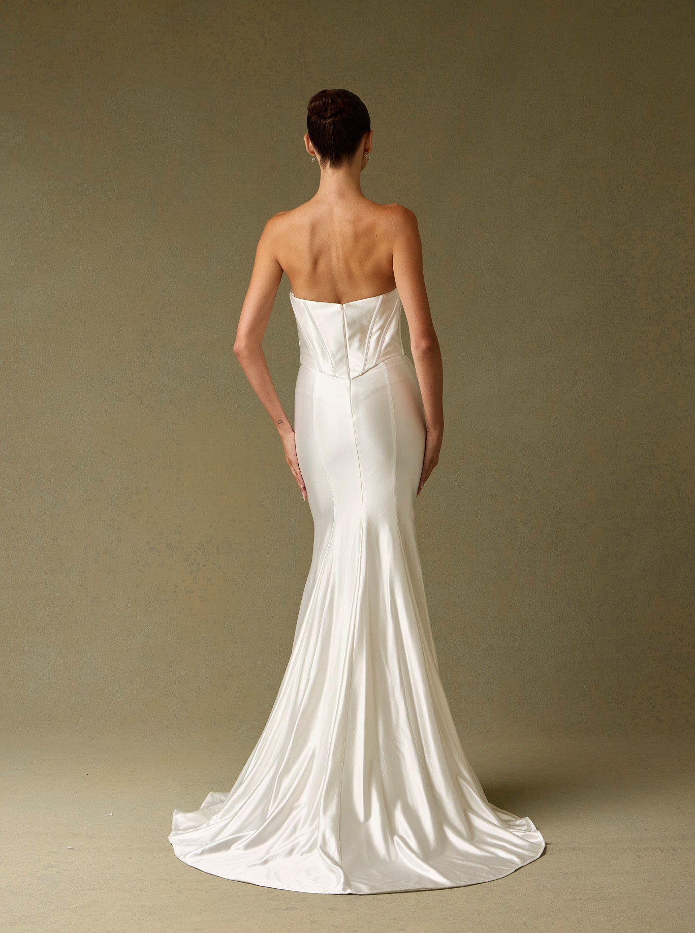 Vestido de Novia Corte Sirena Sin Tirantes y con Cola  Off White.