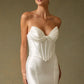 Vestido de Novia Corte Sirena Sin Tirantes y con Cola  Off White.